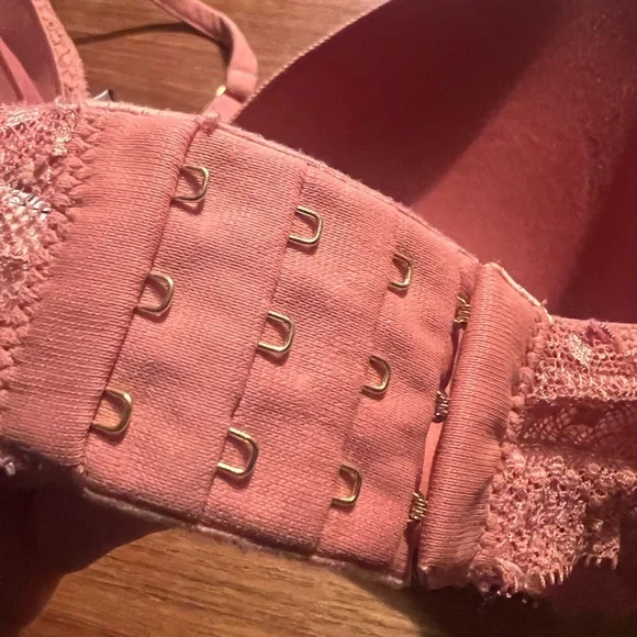 Victoria’s Secret 38D pink plunge bra - Picture 5 of 8